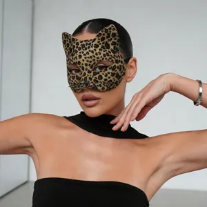 Nahaufnahme der Leopardenmuster Katzenmaske mit feiner Textur und elegantem Ohrendesign.