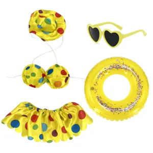 Niedliches gelbes gepunktetes Haustier Bikini Set mit Herzsonnenbrille und Glitzer Schwimmring.
