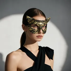 Maschera di gatto in pizzo con motivo serpente per feste, elegante accessorio in PVC raffinato.
