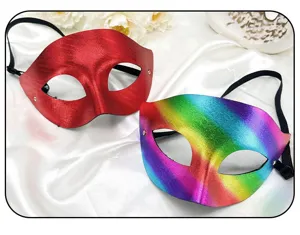 Nahaufnahme von zwei farbenfrohen Maskenballmasken mit rotem und regenbogenfarbenem Design.