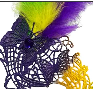 Carnaval veer kant masker detail close-up, paarse vlinder ontwerp feest hoofddeksel.