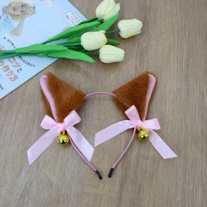 Cerchietto con orecchie da gatto in peluche carino con fiocchi rosa e campanelli dorati.