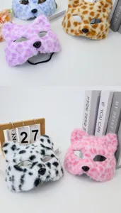 Gros plan détaillé de masques d'animaux en peluche colorée, texture douce avec élastiques.