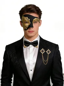 Detailaufnahme von Maskenball-Maske, Fliege und Ketten-Brosche für elegante Abendparty.