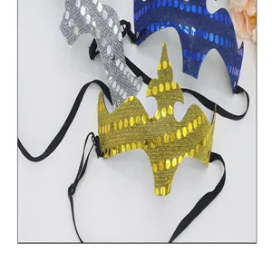 Nahaufnahme glitzernder Pailletten Masken in Gold Silber und Blau mit elastischen Bändern für Party.