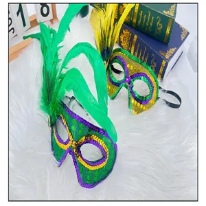 Prunkvolle Karneval Maske mit grünen Federn und goldenen Pailletten für Party Kostüm.