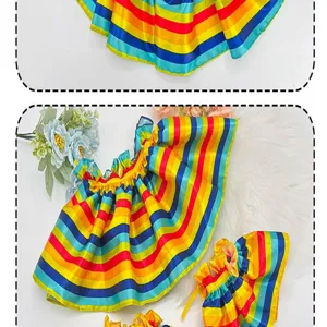 Vista ravvicinata dei dettagli del colletto da clown arcobaleno e degli accessori di costume.