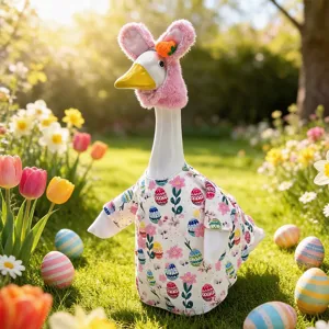 Paasei gans outfit voor veranda en decoratief tuinbeeld, mooie lente detailweergave.
