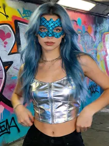 Primer plano de la máscara de fiesta de PVC con escamas azules, detalle accesorio de disfraz