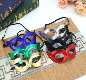 Vue de détail de masques de mascarade demi-visage en PVC métallique coloré pour les fêtes.