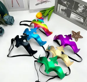 Set de máscaras de princesa de PVC de colores con acabado metálico y correas elásticas ajustables.
