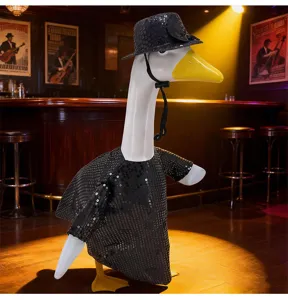 Detailansicht der Gänsefigur mit schwarzem Paillettenoutfit und Hut in einer stilvollen Bar.