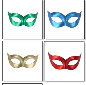 Vue détaillée des masques de mascarade colorés en PVC, belle texture métallique.