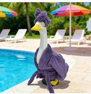 Niedlicher lila Vlies Veranda Gans Bademantel und Stirnband Outfit für Feiertage Garten