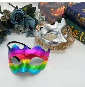 Vista detallada de máscaras de mascarada en arco iris y plata, ideales para accesorios de fiesta.