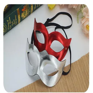 Vue de detail de masques de mascarade demi-visage metalliques en rouge et argent.