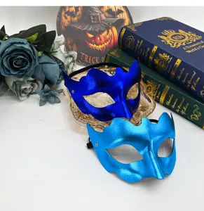 Primer plano del detalle de la mascara de PVC azul, accesorio elegante para fiestas.