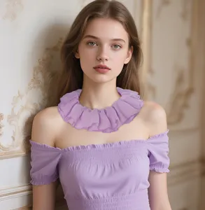 Lila schichtiger Blumen-Spitzenkragen im Detail, elegantes Mode-Accessoire für Damen.