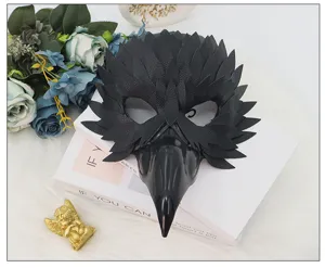 Gros plan détaillé du masque noir d'oiseau corbeau avec un design de texture de plumes.