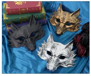 Vue detaillee des demi masques loup renard en PU noir or argent pour fete d'Halloween.