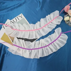 Weißer Rüschen-Halskragen Spitze Choker mit rosa und lila Bändern für Partykleider.