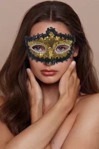Detailansicht einer gold-schwarzen Pailletten-Maskerade-Maske, ideal für Partys und Bälle.