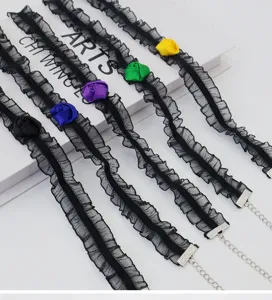 Gothischer schwarzer Netz-Spitzen-Choker Halsketten-Set mit bunten Stoffrosen, eleganter Schmuck.