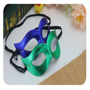 Gros plan détaillé du masque de mascarade demi-visage bleu et vert avec bande élastique.