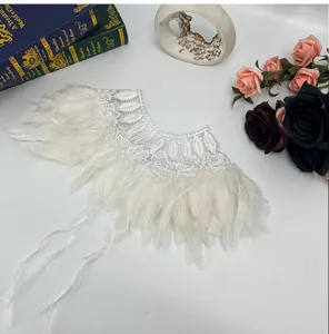 Gotischer weißer Spitzen-Feder-Schal-Kragen Detail, elegantes Party-Kostüm-Zubehör.