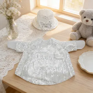 Silbernes Pailletten Outfit und passender Hut Set fuer 23 Zoll Veranda Rasen Ganse Dekor.