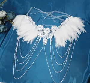 Gedetailleerd overzicht van witte veren kant sjaal met parelkwastjes voor cosplay feestjes.