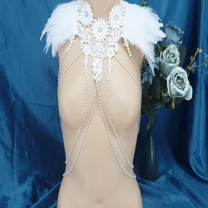 Witte veren kant schoudercape met parel lichaam ketting voor cosplay en feest kleding detail