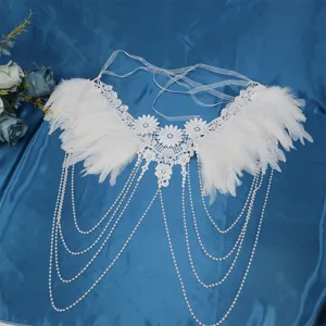 Witte veren kanten sjaal met parel kwast kettingen, gothisch cosplay podium kostuum accessoire.
