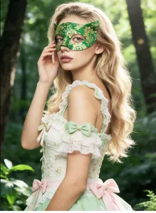Vue détaillée de l'élégant masque de chat en dentelle verte et costume en forêt.