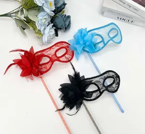 Masque de mascarade en dentelle avec plume et fleur pour fête d'Halloween et costume.