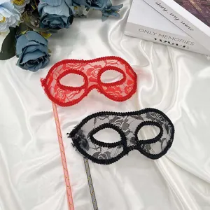 Halloween Maskerade Handgehaltene Spitzenmaske Set in Rot und Schwarz für Kostümpartys.