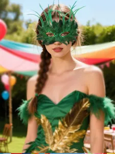 Detail van veren maskerade masker en feestkostuum, ideaal voor carnaval en evenementen.