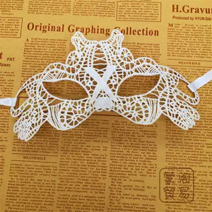 Weiße Spitzen-Maskerade-Maske Detailaufnahme, ideal für Halloween-Partys, Kostümveranstaltungen und Bälle.