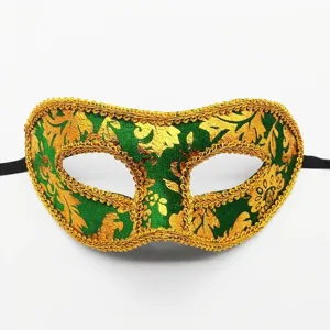 Groene fluwelen masker voor gemaskerd bal en feest met prachtige gouden bloemenprint.