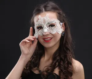 Nahaufnahme einer weißen Spitzenmaske mit feinen Mustern für glamouröse Partys.