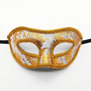Witte en gouden masker met kanten rand voor Halloween feesten en verkleedpartijen.