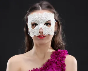 Weisse Spitzenmaske fuer Kostümparty, zartes Blumen-Hohlmuster fuer elegante Damen.