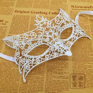 Weisse Spitzenmaske mit filigranen hohlen Mustern und Bändern für Maskenball und Party.