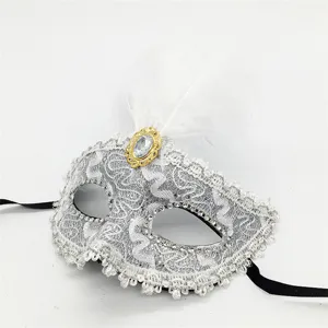 Exquisita máscara de encaje plateado y blanco con plumas elegantes y brillantes pedrerías.