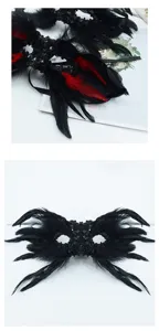 Vista dettagliata della maschera gotica in piuma nera, maschera di paillettes per festa di Halloween.