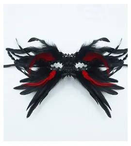 Dettaglio maschera mezza faccia in piuma gotica, paillettes nere e rosse, perfetta per feste.