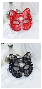 Maschera da gatto in pizzo con strass e perle per feste in maschera, vista dettagliata.
