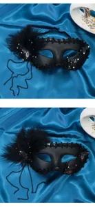 Primo piano dettaglio di maschera nera di carnevale con piume e strass per festa.