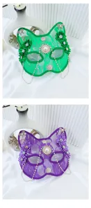 Primo piano dettagliato della maschera da gatto in pizzo con perle e decorazioni floreali.