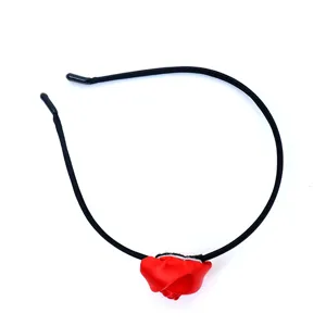 Serre-tête fin noir avec fleur de rose en tissu rouge, accessoire de cheveux élégant.